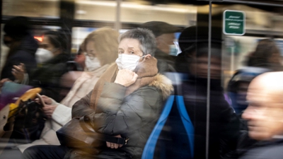 Unha señora viaxa con máscara no transporte público. (EFE/Javier Etxezarreta)