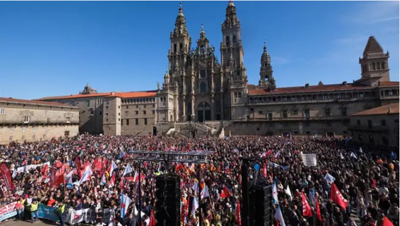 Imaxe dos asistentes á protesta na Praza do Obradoiro