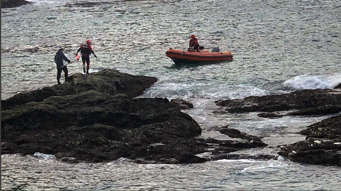Rescate dos bateeiros que aceron ao mar en Paxariñas