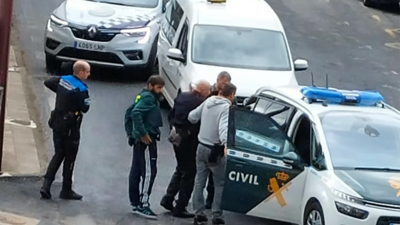 A fotografia tirada por un veciño recolle o momento da detención do presunto atracador