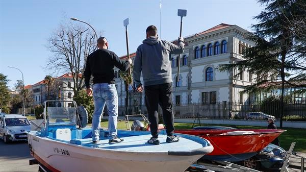Máis dun cento de bateeiros rodearon a sede da Xunta en Santiago cos seus remolques e embarcacións pola