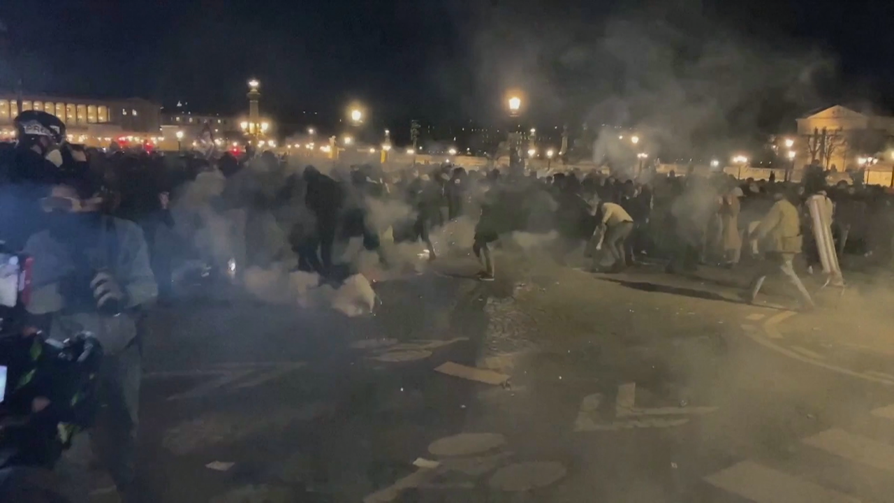 A Policía empregou canóns de auga e gases lacrimóxenos para dispersar os manifestantes