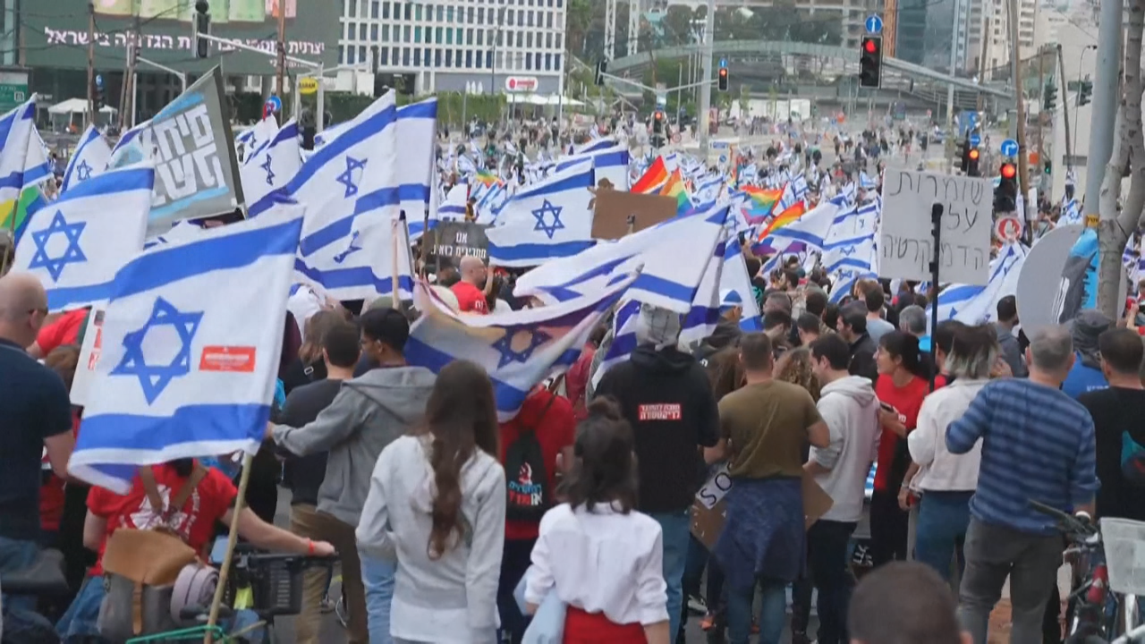 As protestas nas rúas contra o proxecto do Goberno duran xa tres meses