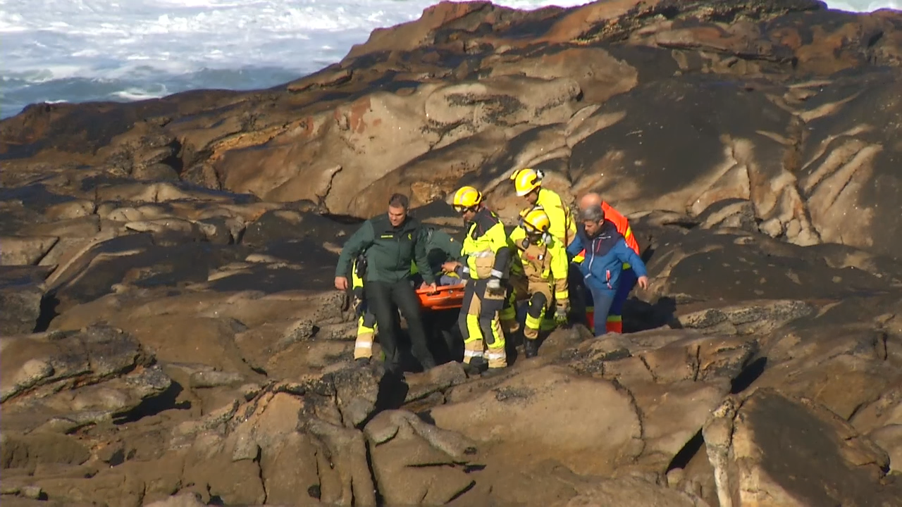 Rescate complicado dun pescador que esvarou nos cantís de Oia - G24