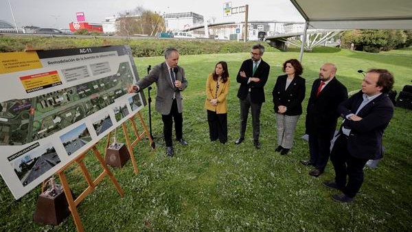 O director xeral de Estradas, Juan Pedro Fernández Palomino, acompañado pola acaldesa da Coruña, Inés Rey (2i) e a subdelegada do Goberno, María Rivas, durante a presentación do proxecto (EFE/Cabalar)