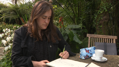 Sandra Romero debuxando este martes na terraza do hotel Costa Vella, en Santiago