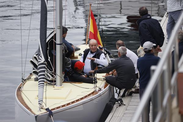 O rei Xoán Carlos sobe a unha embarcación no porto deportivo de Sanxenxo