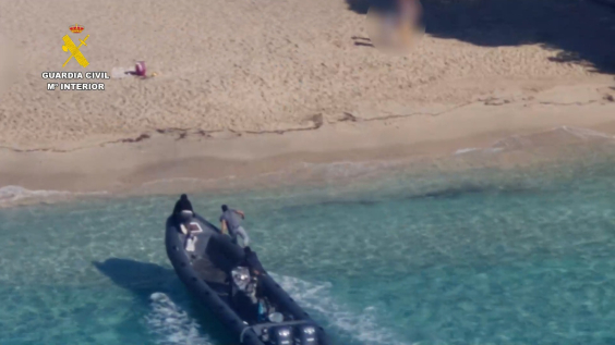 Imaxe do momento en que un dos ocupantes da lancha fuxe a terra