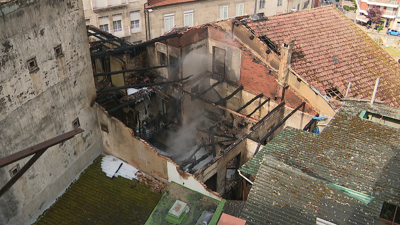 Edificio calcinado na rúa Reza en Ourense