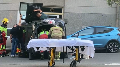Un coche envorcou na rúa Emilia pardo Bazán de Ourense este domingo