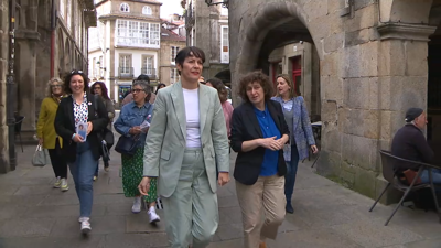 Ana Pontón e a candidata do BNG á alcaldía de Santiago, Goretti Sanmartín paseando pola cidade histórica