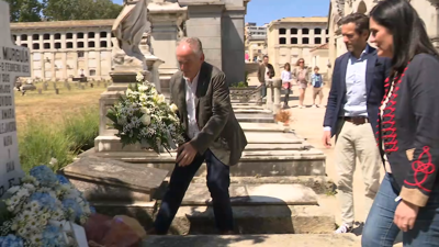 Os populares galegos realizaron unha ofrenda floral na tumba de Manuel Murguía, na Coruña