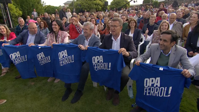 Feijóo posa cunha camiseta co lema de campaña do PP na cidade: 
