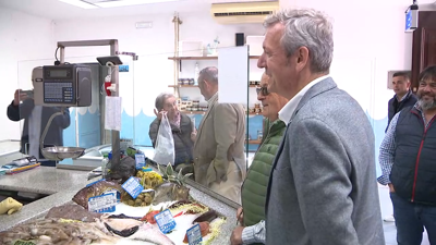Alfonso Rueda visitou esta mañá o mercado do Valadouro