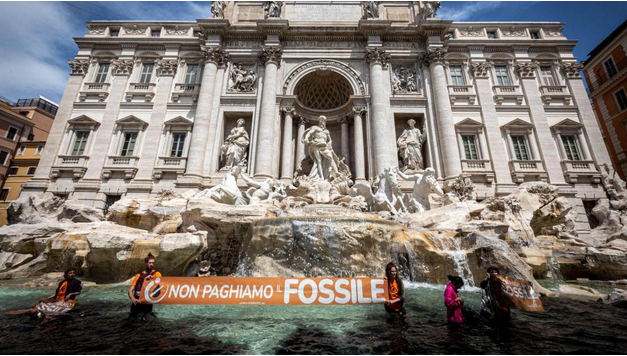 A Fontana de Trevi de negro cos activistas dentro