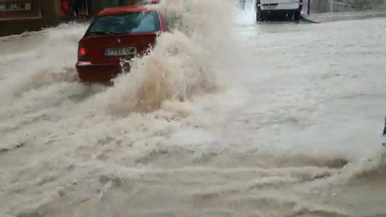 Os servizos de emerxencias tiveron que rescatar quince persoas atrapadas nos coches
