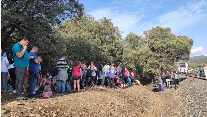 Os pasaxeiros evacuados no medio do campo tras baixar do tren/RRSS