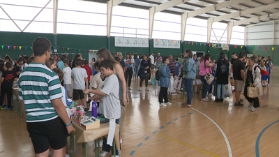 Imaxe da apertura da feira solidaria celebrada este martes no CEIP Fogar de Carballo