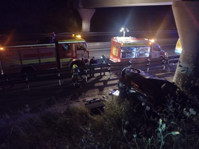 O vehículo accidentado qu saiu da estrada na Autovía da Barbanza