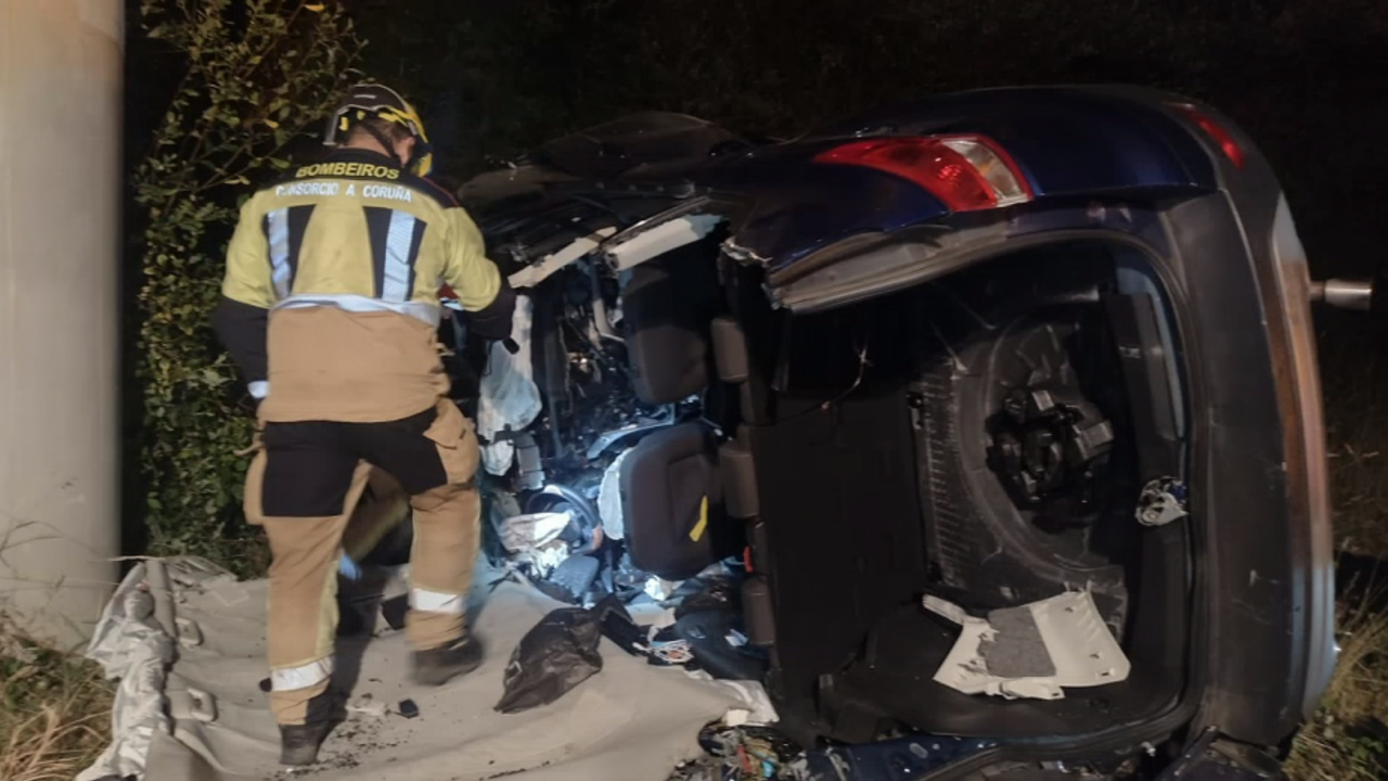 Os bombeiros traballan na excarceración das vítimas do accidente