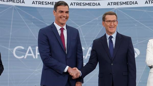 Sánchez e Feijóo saúdanse minutos antes de comezar o debate (EFE/ Juanjo Martín)