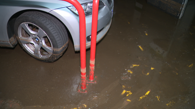 Pegada do nivel que alcanzou a inundación nunha imaxe deste martes no soto mais danado