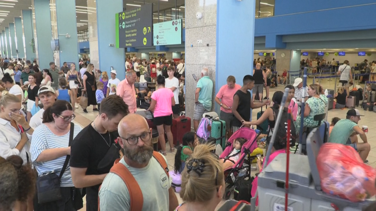 Moitos turistas desaloxados agardan no aeroporto de Rhodas un voo para volver á casa