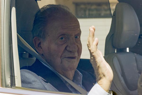 O rei Xoán Carlos saúda á súa chegada á casa de Pedro Campos en Sanxenxo (EFE/ Lavandeira Jr)