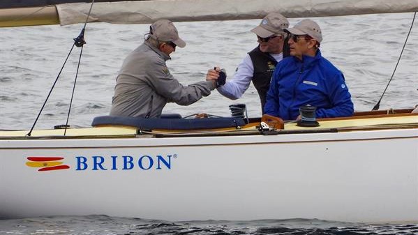 O rei Xoán Carlos navega a bordo do Bribón, en Sanxenxo (EFE/Lavandeira Jr)