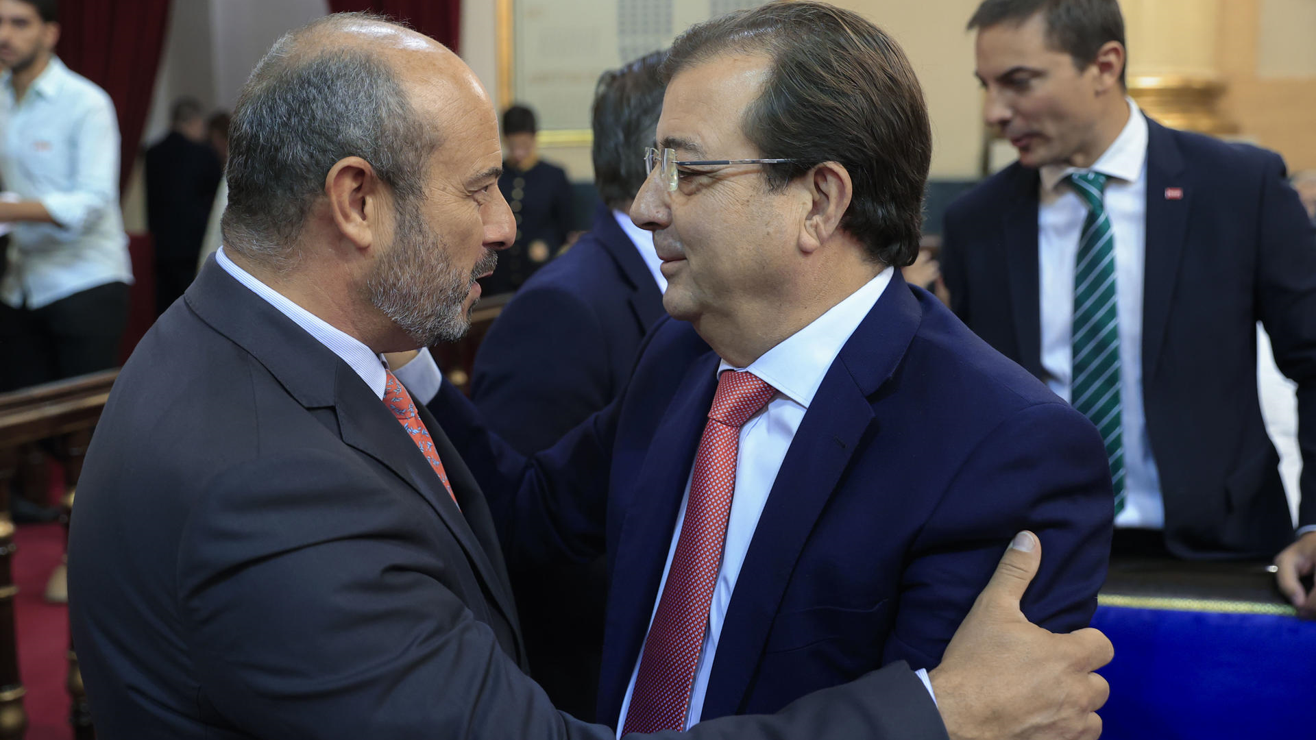 O presidente Pedro Rollán, do PP, saúda o vicepresidente socialista Guillermo Fernández Vara