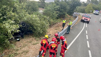 O vehículo do falecido quedou envorcado nunha zona de difícil acceso/Garda Civil de Tráfico