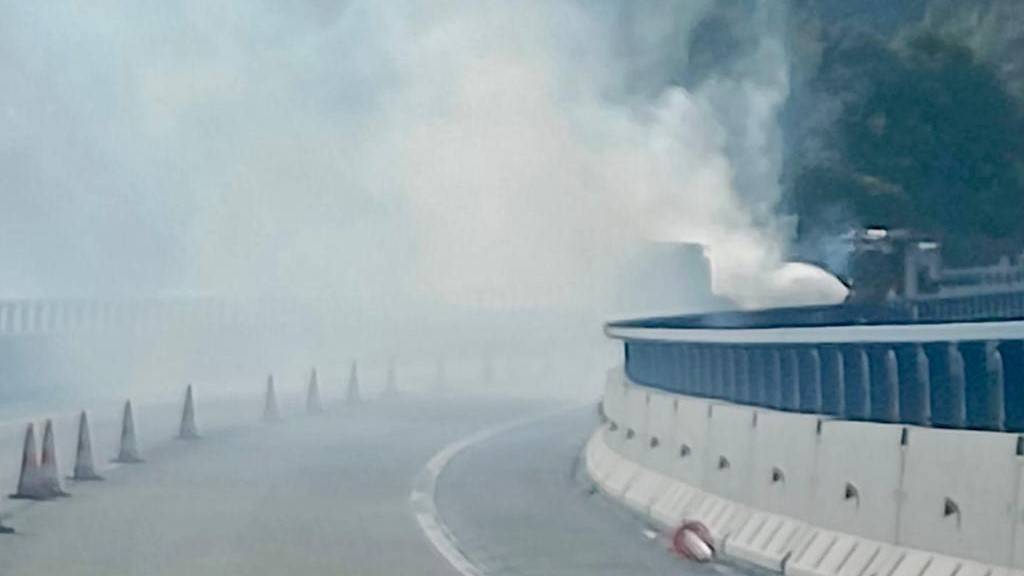 O incendio do tráiler na A-52 na Vilavella causa unha densa fumareda