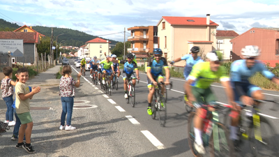 Ciclistas que participan en Muros en