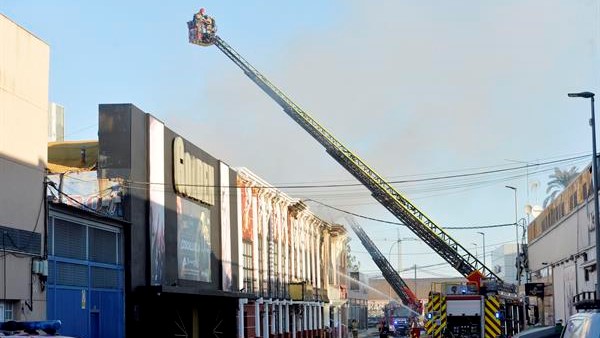 Imaxe de arquivo dos servizos de urxencias traballando no complexo de ocio afectado polo incendio (EFE/ Marcial Guillén)