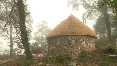 Imaxe da palloza de Currelos, na parroquia estradense de Codeseda, este xoves cando quedaba pouco para rematar a obra