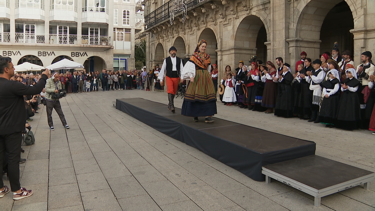 Desfile de traxes tradicionais no Domingo das Mozas