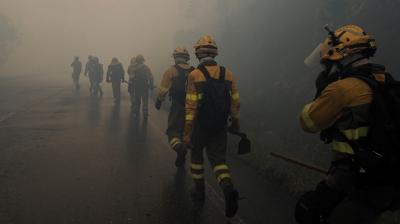 Persoal de extinción de incendios en Trabada (EFE/Eliseo Trigo)