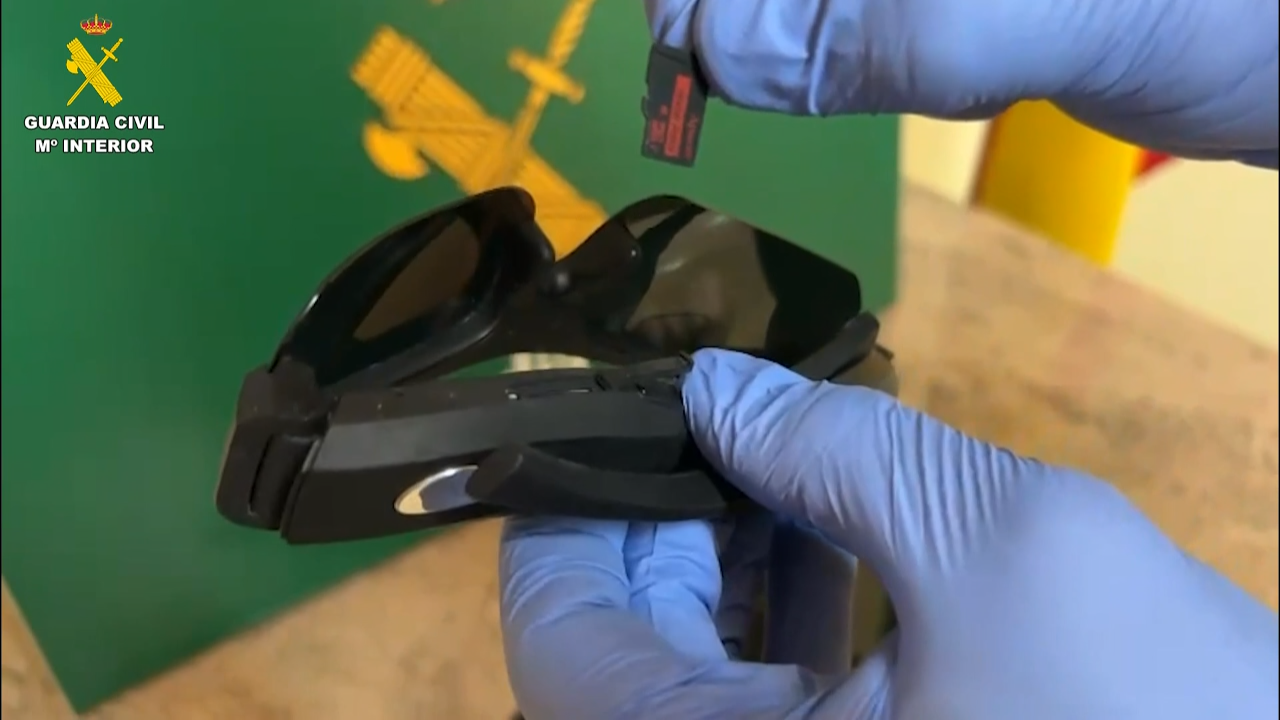 Lentes de sol, con cámara oculta integrada, comisada ao detido por abusos