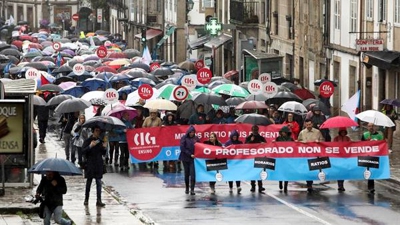 CIG-Ensino, CSIF e STEG maniféstáronse este martes en Santiago (EFE. Xoán Rey)