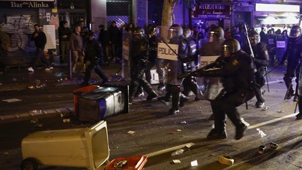 Enfrontamentos coa policía durante unha nova manifestación contra a amnistía ante a sede do PSOE en Madrid (EFE/Sergio Pérez)