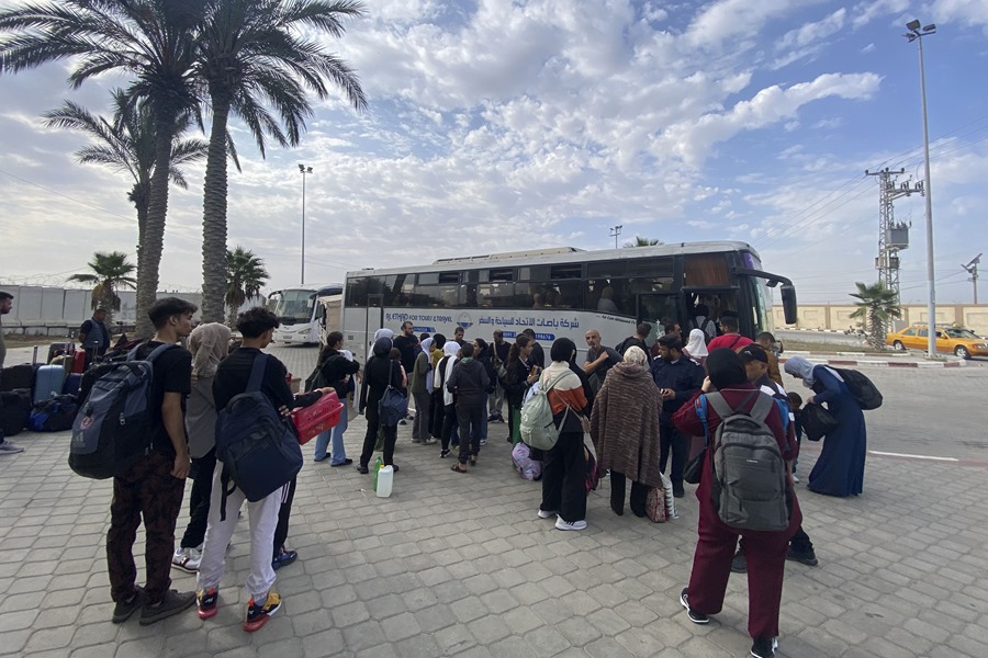 Un grupo de persoas esperan para sair de Gaza (EFE/ Anas Baba)