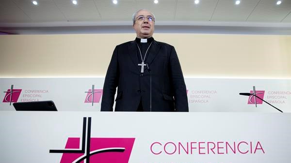 O obispo auxiliar de Toledo, Francisco César García Magán, en conferencia de prensa para facer un balance da Asamblea Plenaria da Conferencia Episcopal deste venres (EFE/Daniel González)