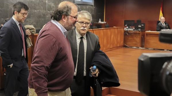 O exalcalde de Trujillo Alberto Casero (2e), deputado nacional do PP na pasada lexislatura, durante a audiencia previa da causa aberta contra el por presuntos delitos de prevaricación e malversación durante a súa etapa municipal, na Audiencia Provincial de Cáceres (EFE/Vicente Roso)