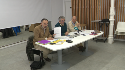 Imaxe de tres dos directivos da Federación Galega contra a Contaminación Acústica durante a presentación este xoves en Santiago