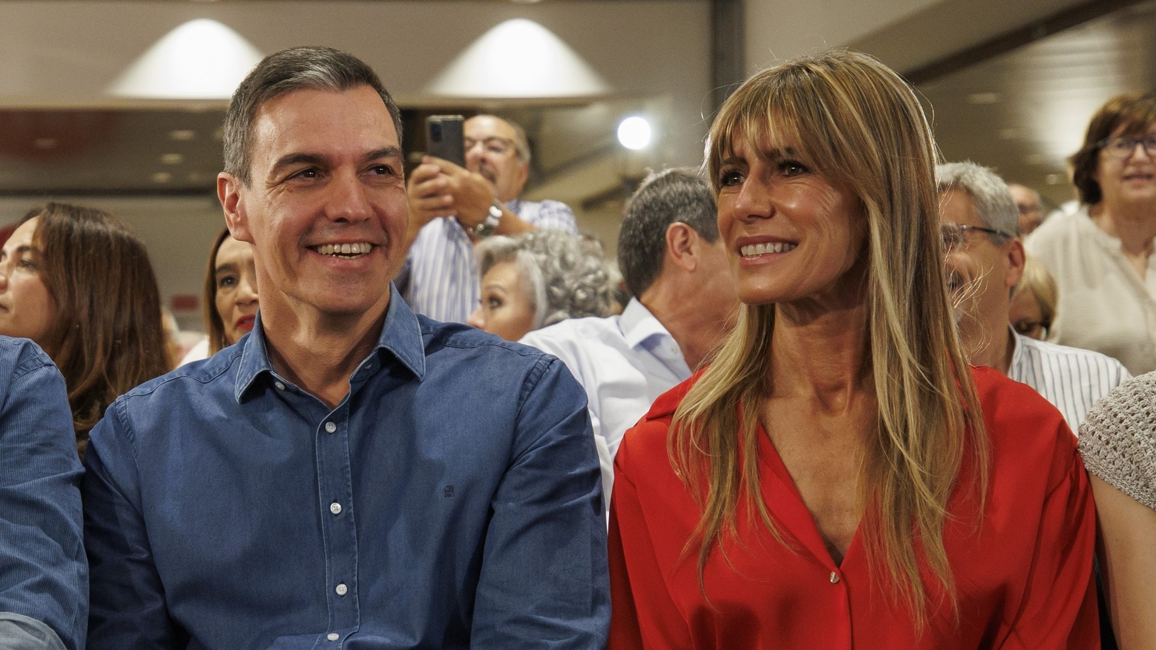 Pedro Sánchez, nun acto coa súa dona Begoña Gómez (Europa Press/Álex Cámara)