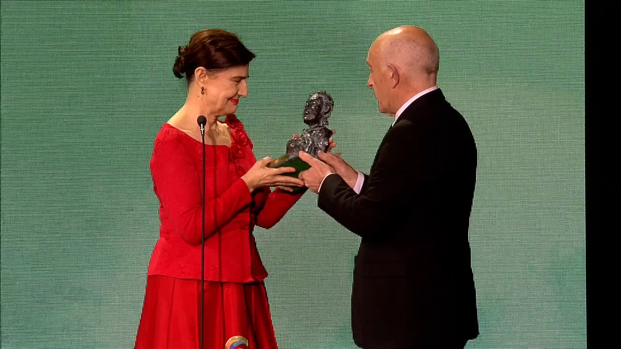 Xosé Ramón Gayoso entrégalle a Eva Veiga o premio de honra
