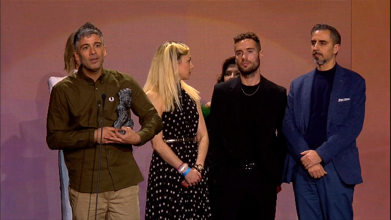 O equipo do espazo 'Cos pés na terra' agradece o premio