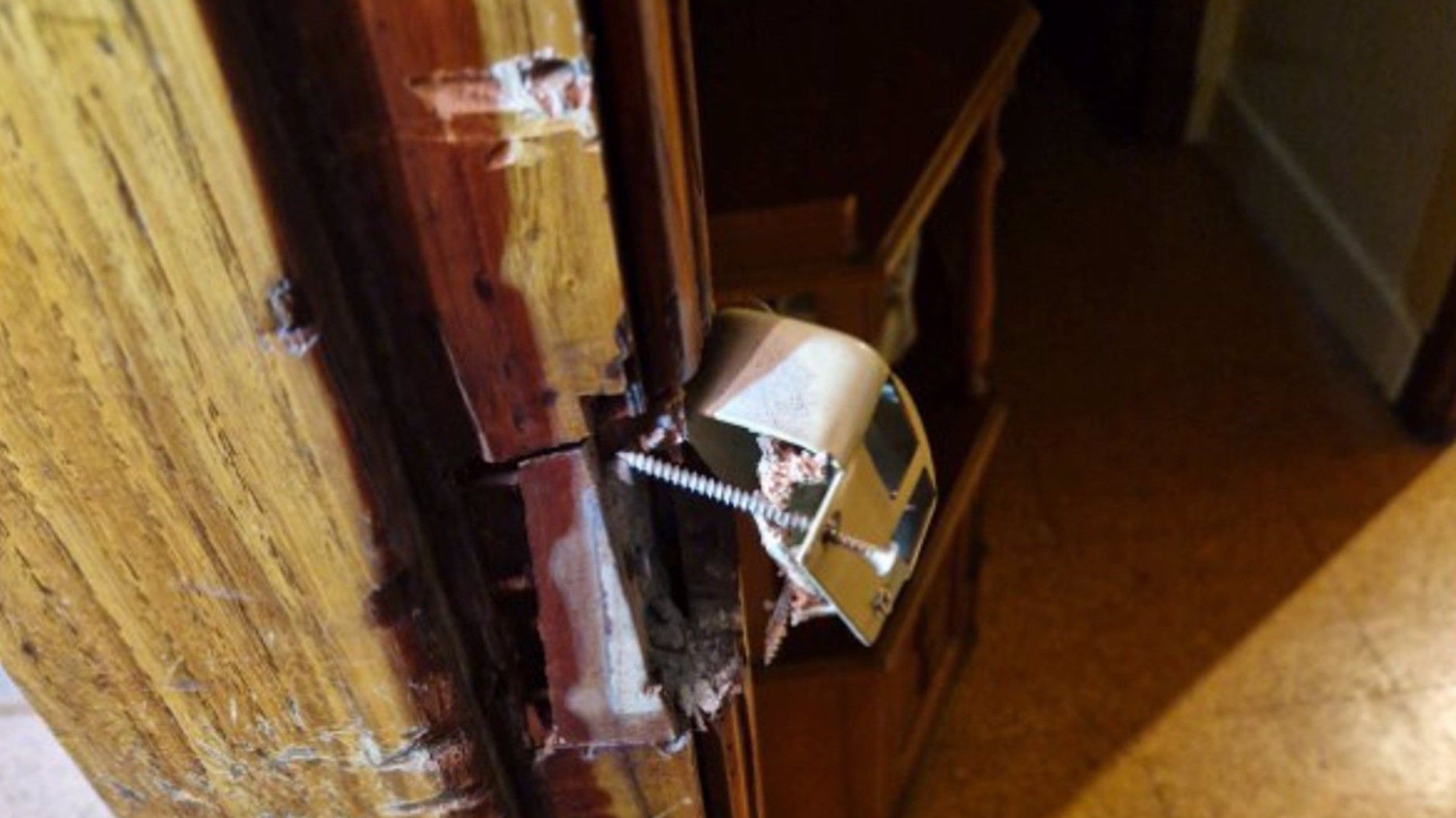 Detalle da porta do domicilio da vítima (Policía Local de Vigo)