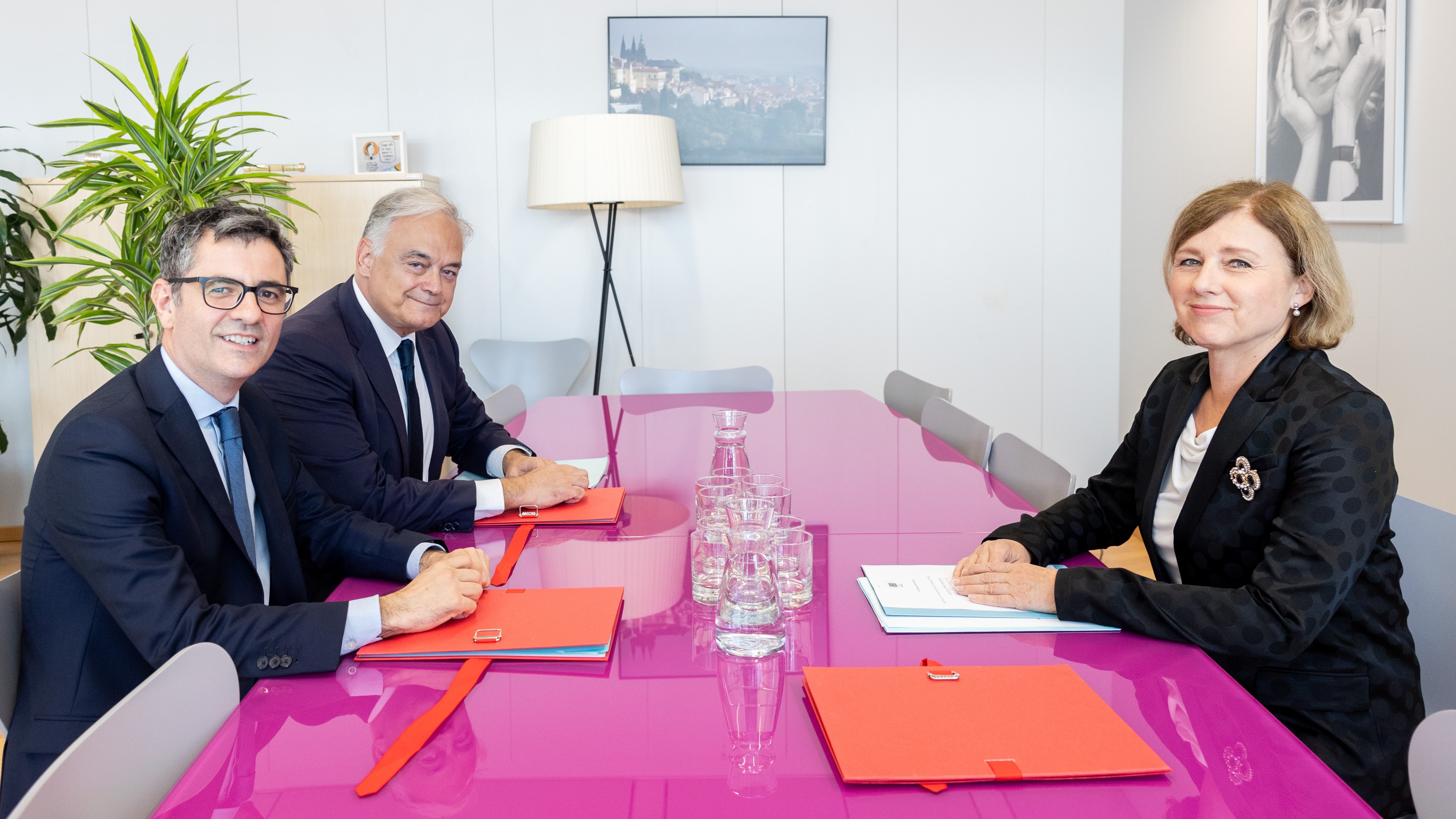 Esteban González Pons, Věra Jourová e Félix Bolaños, durante a súa reunión no Parlamento Europeo (Europa Press)