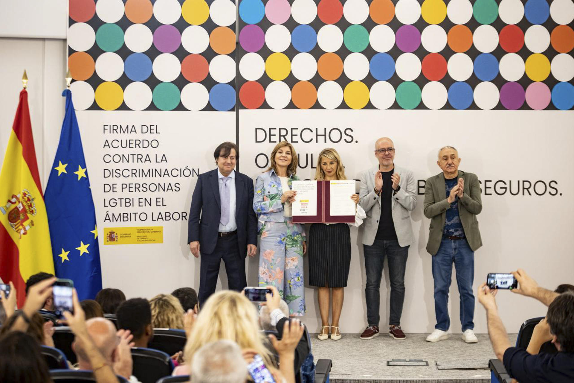 Sinatura do protocolo contra o acoso LGTBI nas empresas (EFE/ Ministerio Traballo)